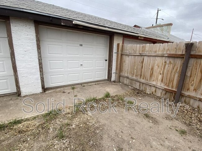 Building Photo - 806 E Mesa Ave