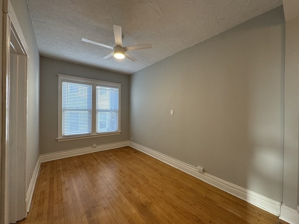Building Photo - 1721 W Nelson St