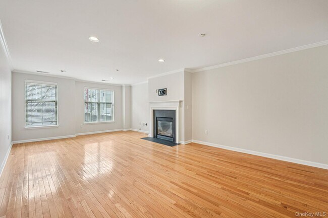 Building Photo - 10 Bridge Ln