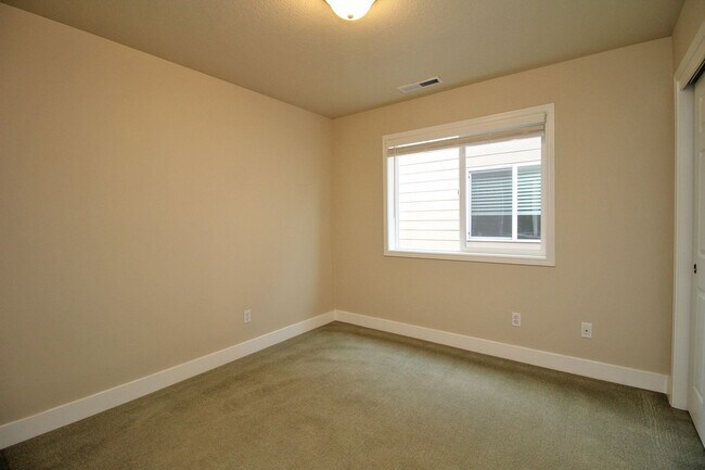 Building Photo - Spectacular Newer Construction Troutdale H...