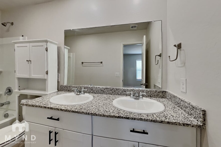 Building Photo - 11164 W Arvada Dr