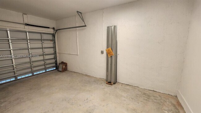 Building Photo - 2591 SE 25th Ter
