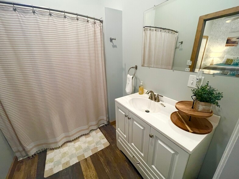Queen bedroom bathroom - 6023 Barnhart Rd