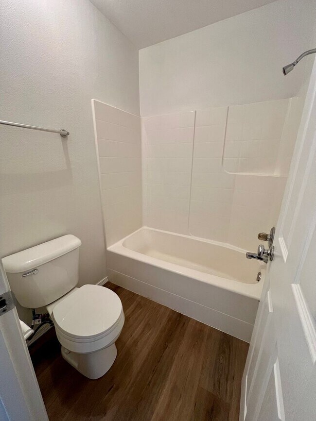 Building Photo - Spacious, Updated Townhome in Prime Beaverton Location!