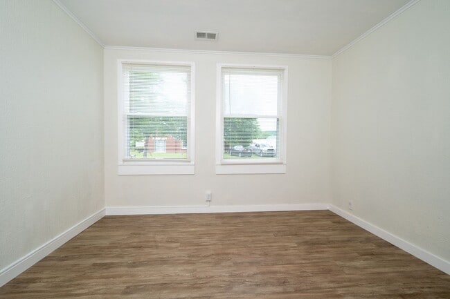 Building Photo - 3 Bed/1 Bath duplex