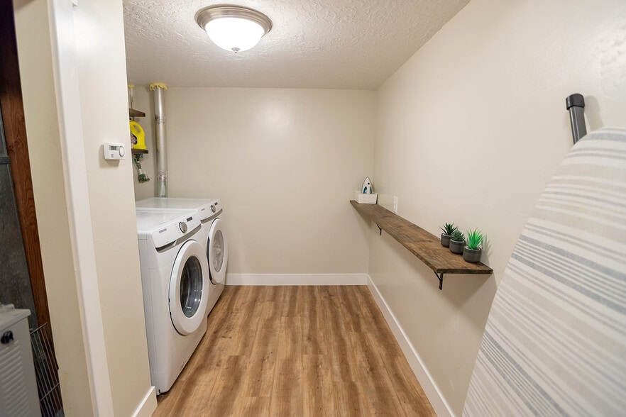 Building Photo - 894 E 840 N