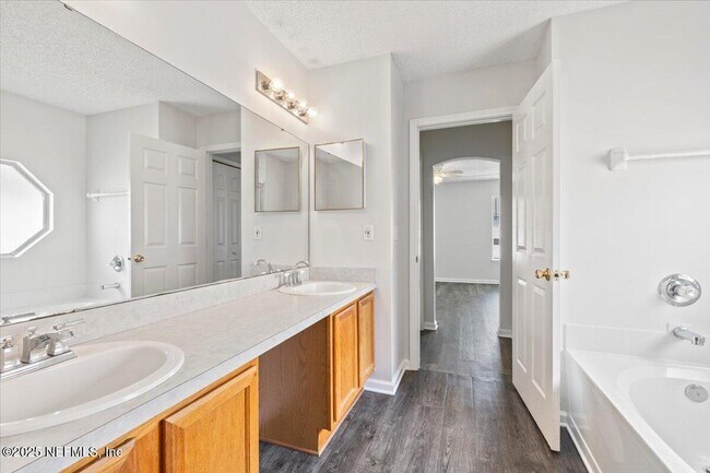 Building Photo - 700 Scarlet View Ct