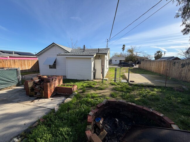 Building Photo - 2 bed 1 bath in Taft!