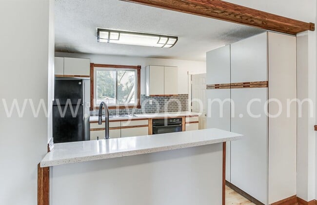 Building Photo - Beautiful 2 Bedroom / 1 Bathroom Home | Ne...