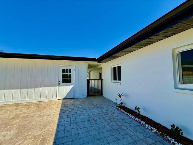 Building Photo - 3930 E Eden Roc Cir