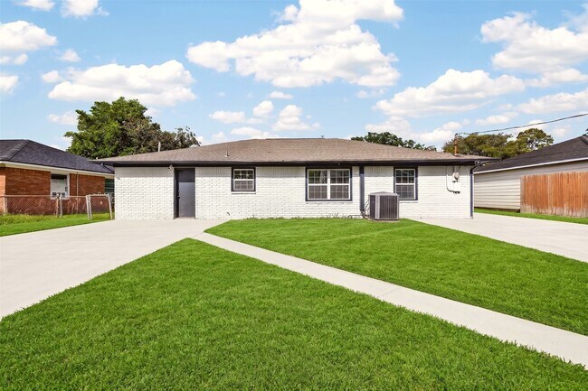 Building Photo - 1202 Dogwood Dr