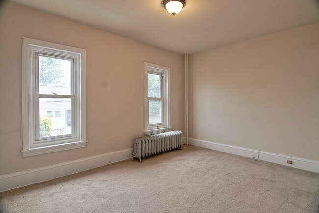 Building Photo - Spacious 4/5 Bedroom Home for Rent - Avail...