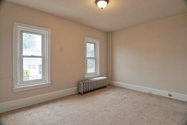 Building Photo - Spacious 4/5 Bedroom Home for Rent - Available Now!