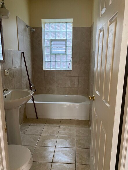 Bathroom - 4930 N Kedzie Ave