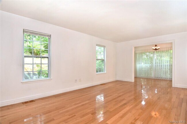 Building Photo - 352 Carroll Close