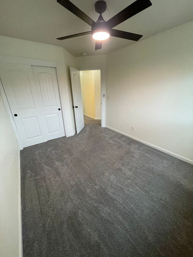 Building Photo - 4 Bedroom House in Jefferson!