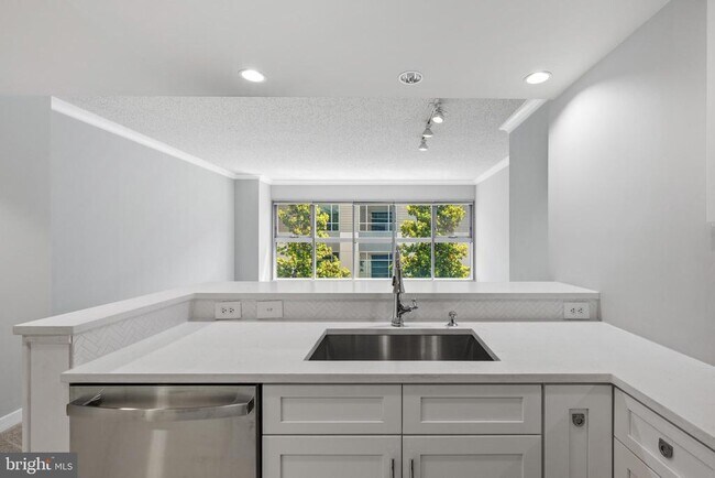 Building Photo - 777 7th St NW