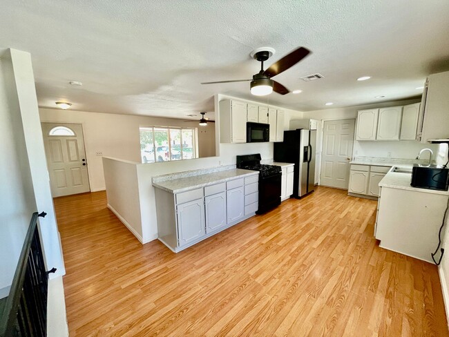 Building Photo - Six Bedroom Home in Bloomington Ranches