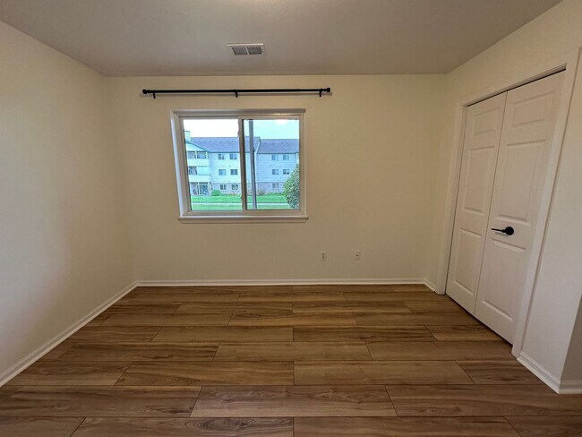 Building Photo - Caledonia Condo! Two Bedroom - Two Full Ba...