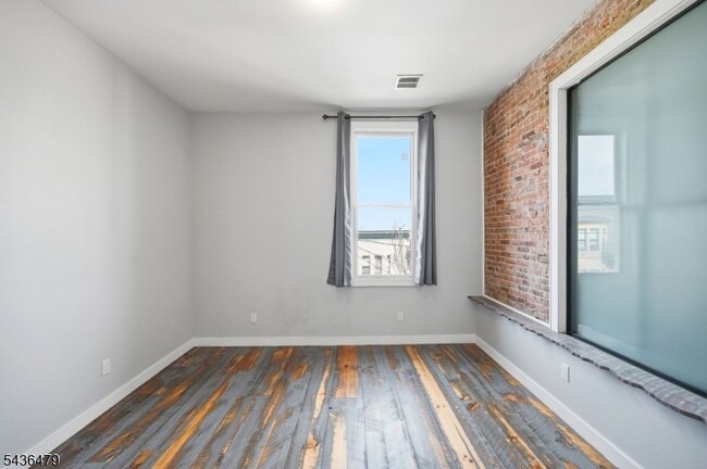 Building Photo - 180 Spring St