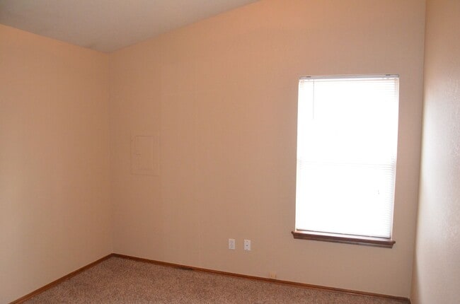 Building Photo - Lots of Room & Great Location