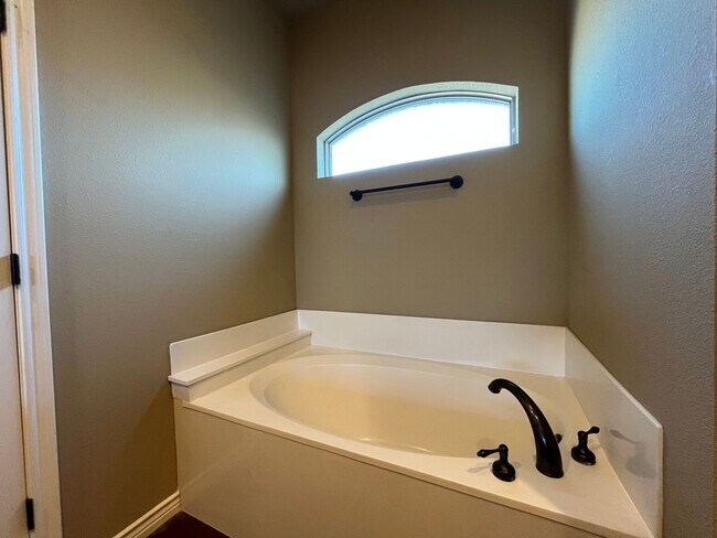 Building Photo - AVAILABLE NOW:  3 bedroom house