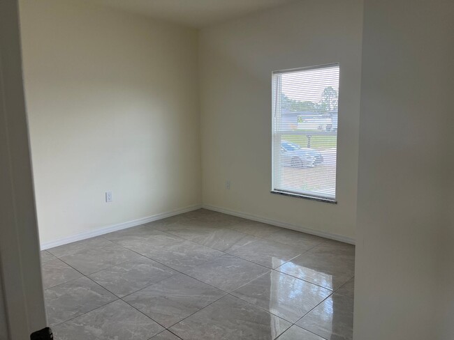Building Photo - 3br 2 ba Awesome Location off Sunshine Blvd