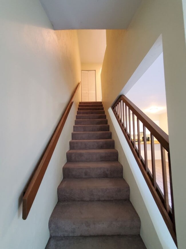 Building Photo - FOR RENT 2 bedroom 1.5 bath townhome