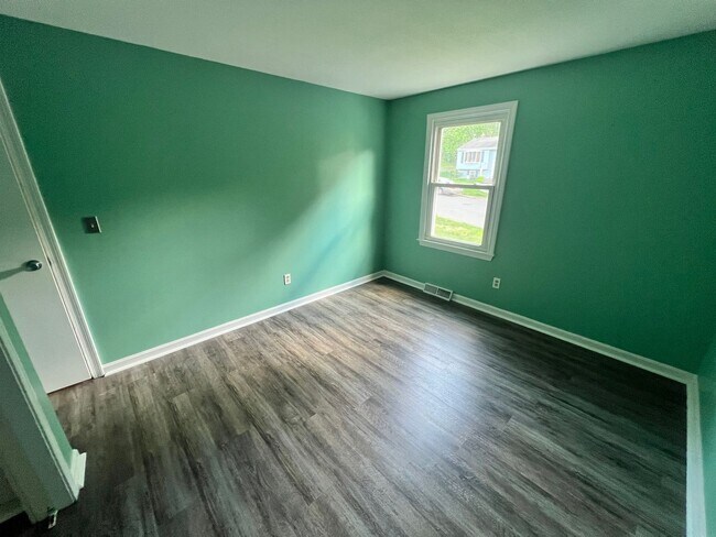 Building Photo - Single Family, Raised Ranch With Many Upda...