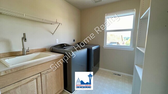 Building Photo - Step Inside this beautiful Home in Tacoma!