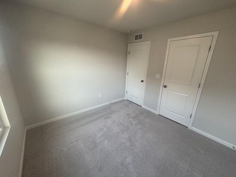 Building Photo - Room in Townhome on Poe Farm Ave