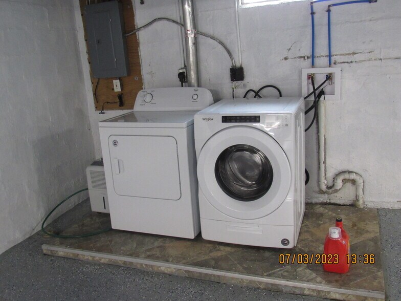 Building Photo - 3722 Oakland Dr