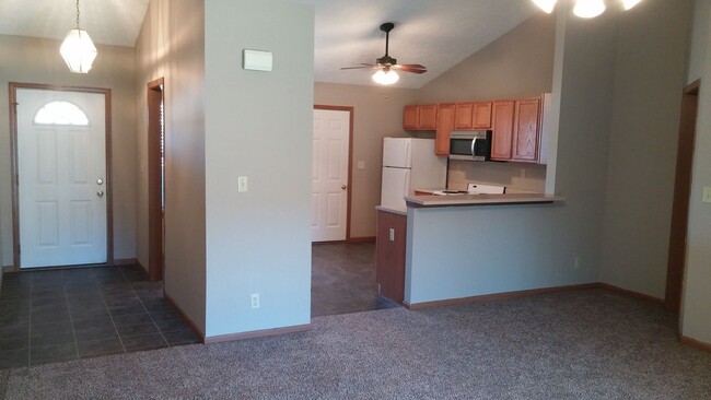 Building Photo - Beautiful 2 bedroom 2 bath duplex with 2 c...