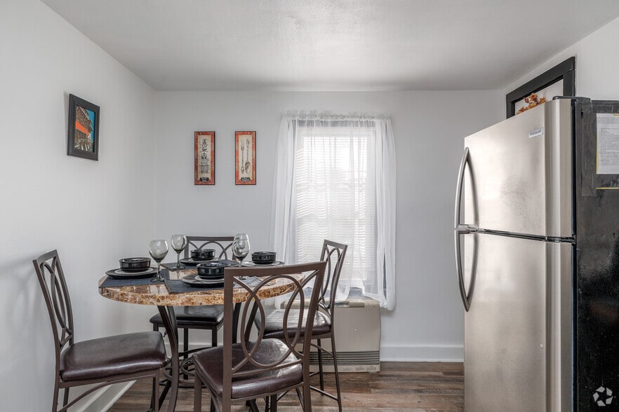 2BR, 1BA - 850SF - Dining Room - 113 Clark St