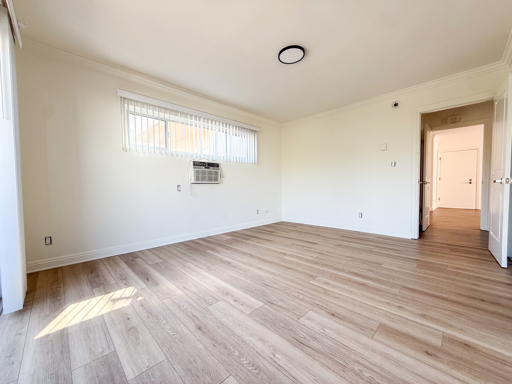 Building Photo - 9319 Alcott St