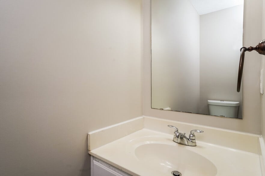 Building Photo - 5215 Oldshire Rd