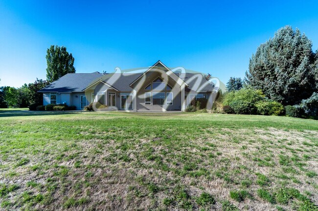 Building Photo - Spacious 3-Bedroom Home on 4.5 Acres – Pos...