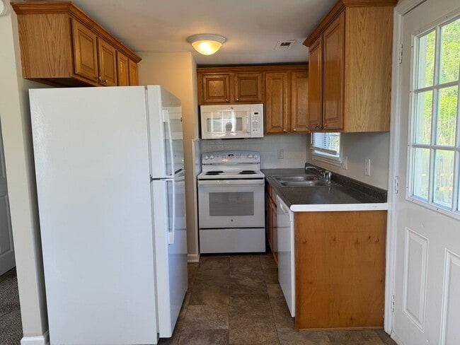 Building Photo - Nice 3 bedroom 1 bathroom