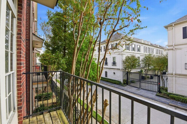 Building Photo - Charming Corner Townhouse in the Heart of Midtown