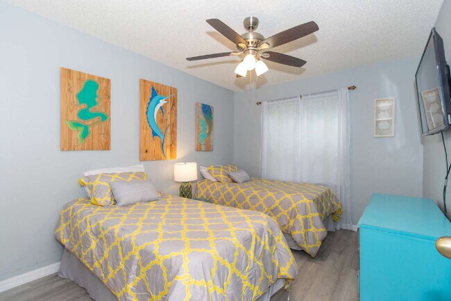 Building Photo - This tasteful decorated home features 3 be...