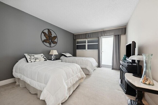 Building Photo - 328 N Ocean Blvd