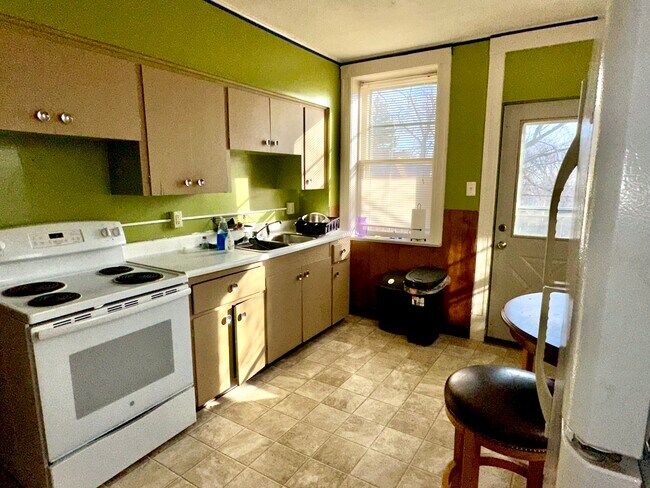 Building Photo - 1212 E 3rd St