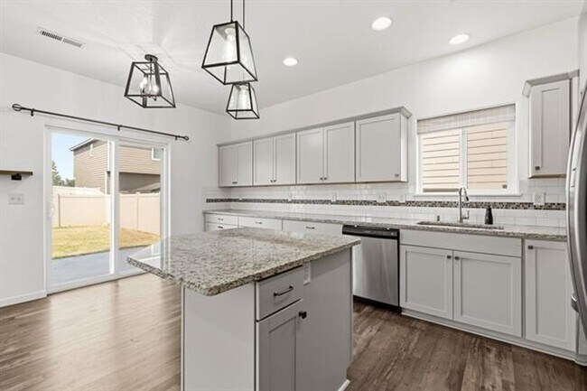 Building Photo - 124 S Glenbrook Ct