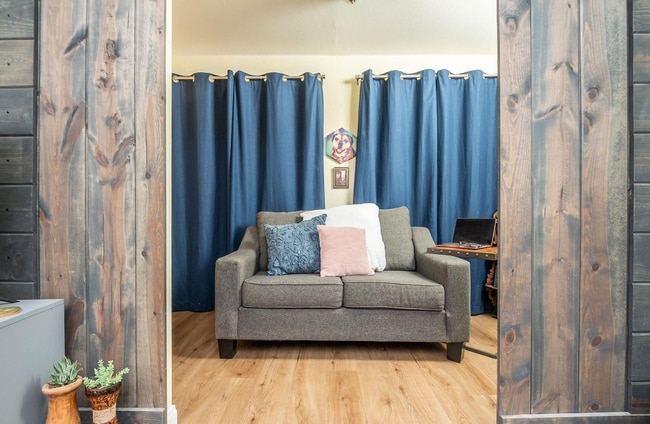 Building Photo - This 1bed/1bath bungalow comes with a BONU...