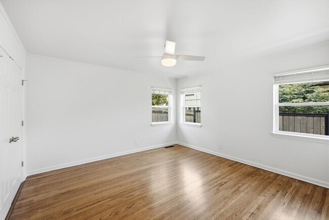 Building Photo - 1567 E 22nd St