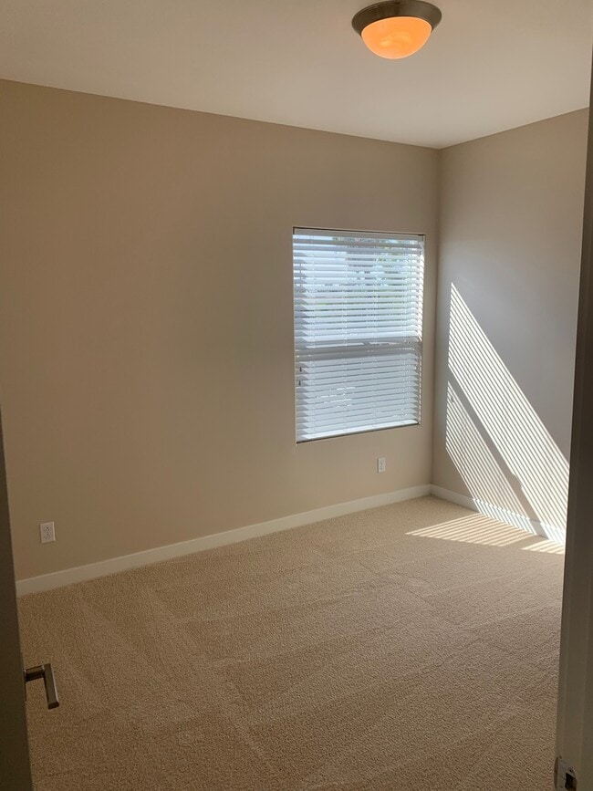 Building Photo - Modern 3 Bed/ 4 Bath, Detached, Private Dr...