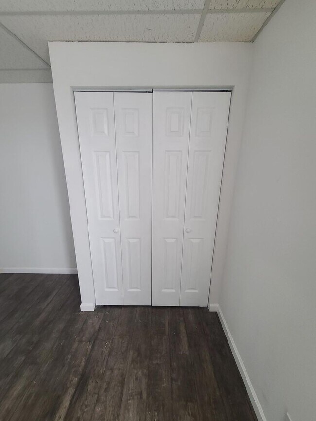 Building Photo - 17th St 6 Plex