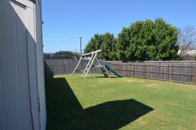Building Photo - 2521 Creek Dr
