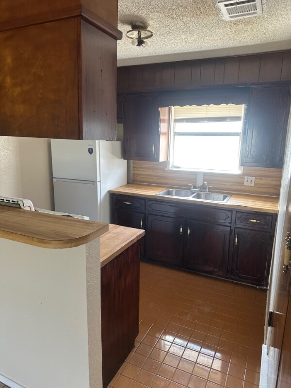 Building Photo - 112 E Crest Dr