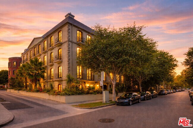 Building Photo - 353 S Reeves Dr